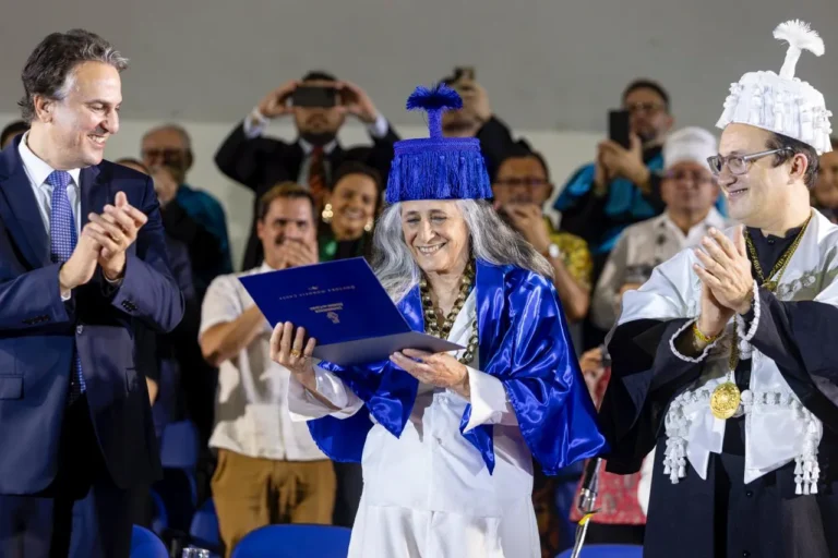 Maria Bethânia recebe título de Doutora Honoris Causa pela UFC